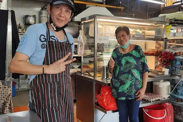 TOLONG RAKAN SEBIDANG: Kedai nasi padang Cik Hani mendapat sambutan hangat setelah Roslan mengadakan satu sesi Facebook live, memaparkan beliau menangis dan makanannya yang tidak terjual. - Foto ihsan ROSLAN SHAH