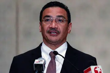 ENGGAN BERTANDING: Datuk Seri Hishammuddin Tun Hussein mahu memberi tumpuan membangunkan semula Umno menyusuli kekalahan meluas parti itu dalam Pilihan Raya Umum Malaysia yang lalu. - Foto fail