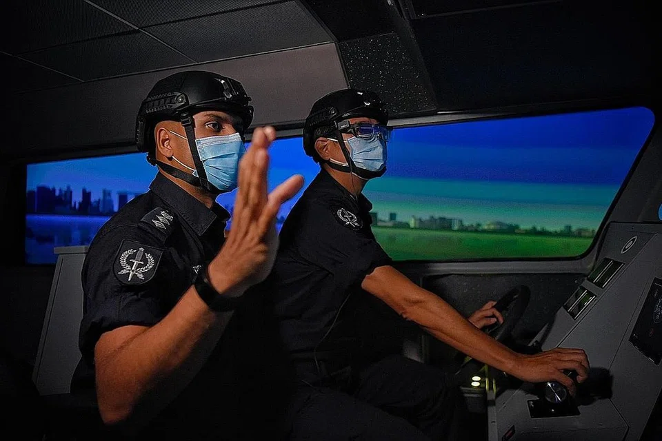 LATIHAN REALISTIK: Meskipun ia sebuah simulasi, kemudahan TBHFS dapat memaparkan keadaan laut sebenar yang boleh diubah secara langsung oleh jurulatih menerusi sebuah Stesen Pengendalian Jurulatih. - Foto BH oleh MARK CHEONG 