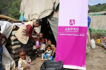 DI YEMEN: Daging korban diagihkan kepada mangsa kebuluran dan pemakanan yang tidak bergizi di Yemen tahun lalu. - Foto AMPRO