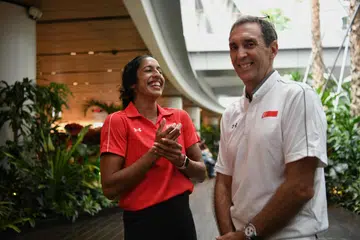 PRESTASI CEMERLANG: Ratu pecut Singapura, Shanti Pereira (kiri) bersama jurulatih Luis Cunha di Lapangan Terbang Changi setelah mendarat dari Kejuaraan Olahraga Asia di Bangkok pada 17 Julai.