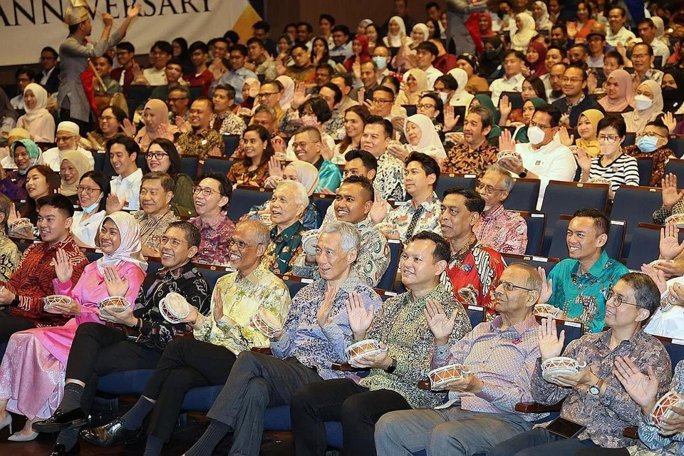 ULANG TAHUN BADAN MELAYU: Yayasan Mendaki meraikan ulang tahunnya yang ke-40 pada 2022, dalam majlis yang turut dihadiri Perdana Menteri Lee Hsien Loong (barisan depan, dua dari kanan). - Foto ZAOBAO