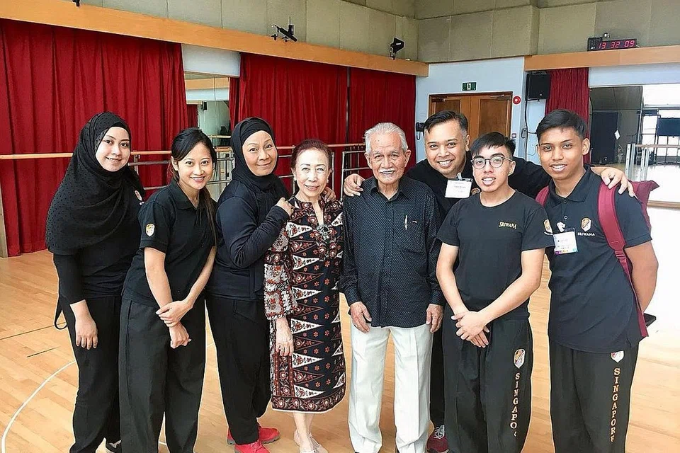GABUNGAN ILHAM ORANG LAMA DAN BARU: Ah Choon (empat dari kiri) datang dari Jakarta untuk mengadakan bengkel dengan anggota Sriwana sempena Pesta Raya. Bersamanya ialah presiden Sriwana, Cik Fauziah (tiga dari kiri), dan anggota pelopor Sriwana, Encik Sulaiman Jeem (lima dari kiri). - Foto SRIWANA
