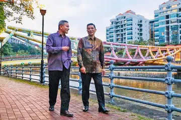 PERTEMUAN MESRA : Menteri Ehwal Luar, Dr Vivian Balakrishnan (kiri) memuat naik di Facebook gambarnya sedang berjalan-jalan dengan Datuk Seri Mohamed Azmin Ali di Sungai Singapura, sambil berbincang tentang isu-isu yang dihadapi kededua negara. - Foto FACEBOOK.COM/ VIVIAN.BALAKRISHNAN.SG/