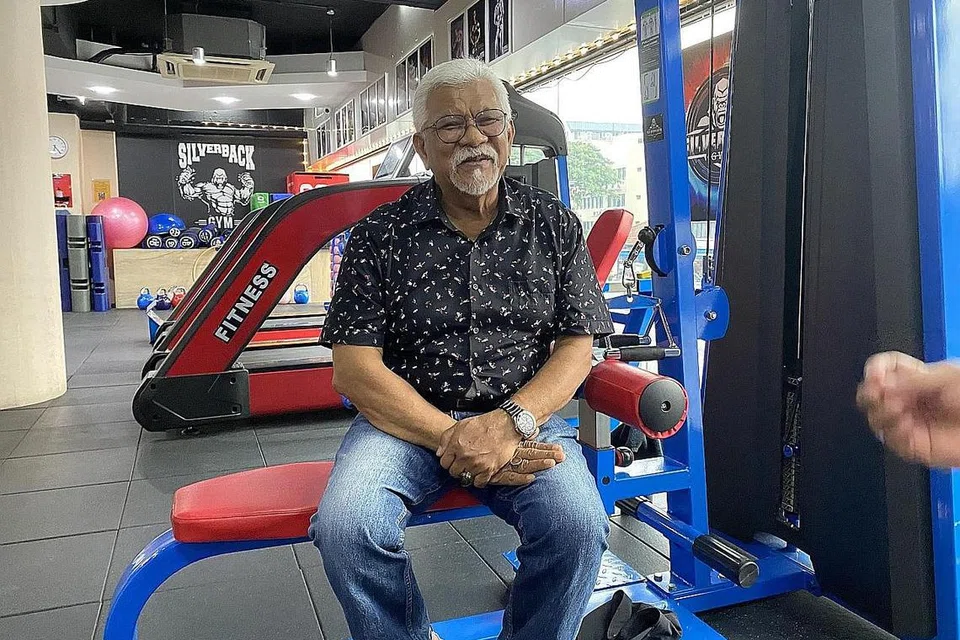 'BAPA BINA BADAN SINGAPURA': Rohmat Juraimi (sekarang) menyingkap cara dan pengorbanan yang sanggup dilaluinya dan mereka yang mendapat tunjuk ajar beliau untuk menjadi juara. - Foto fail