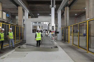 PERLUASKAN KEUPAYAAN: Pencetak konkrit 3D yang terletak di Institut Kajian Bangunan HDB di Woodlands berupaya mencetak komponen yang bersaiz sehingga sepanjang 9 meter, seluas 3.5 meter dan setinggi 3.8 meter. - Foto BH oleh ALPHONSUS CHERN