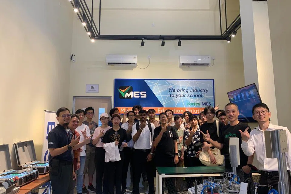 MEMBINA RANGKAIAN: Cik Nur Shazriqah bersama rakan industri Politeknik Negeri Batam (Polibatam), PT. MES Teknologi Indonesia yang menghasilkan Penyelesaian Pendidikan Mekatronik (MES).