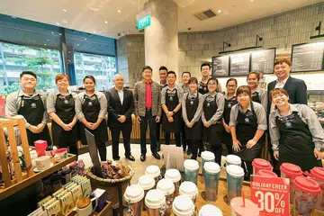 JALANI LATIHAN: Sekitar 2,000 kakitangan Starbucks berpeluang menjalani program latihan yang dipertingkatkan selepas syarikat itu mengumumkan kerjasama dengan e2i Kongres Kesatuan Sekerja Kebangsaan (NTUC). - Foto STARBUCKS