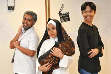 (Dari kiri) Muhammad Iman Ilhan, Adryana Sofea Abdullah dan Rayyan Nor Azahar adalah barisan pelakon yang menjayakan pementasan teater bergerak berjudul, ‘Kisah Moberly’, sempena acara Fiesta Seni anjuran Politeknik Singapura (SP).