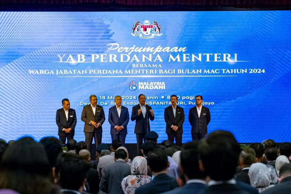 Perdana Menteri Malaysia, Datuk Seri Anwar Ibrahim (tiga dari kanan) diiringi Timbalan Perdana Menteri, Datuk Seri Dr Ahmad Zahid Hamidi (tiga dari kiri) dan Ketua Setiausaha Negara, Tan Sri Mohd Zuki Ali (dua dari kanan) pada perhimpunan bulanan Jabatan Perdana Menteri (JPM) di Putrajaya pada 18 Mac.