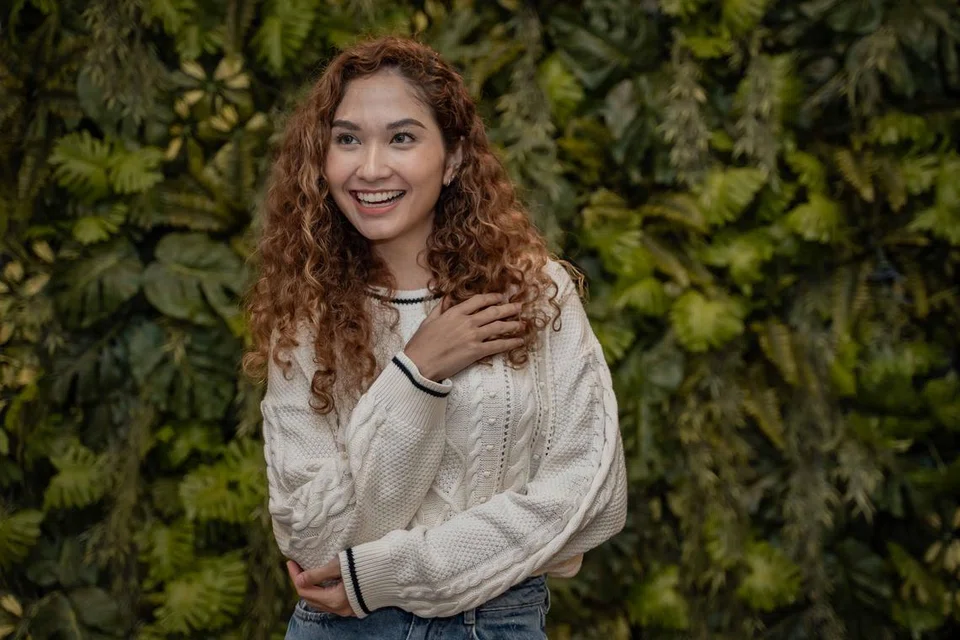 Walau ditimpa rintangan dalam kerjaya dan dunia seni, Roziana Cindy yang juga adik penyanyi Singapura, Didicazli, sanggup berkorban masa demi mengecapi kejayaan dalam bidang nyanyian di samping menggalas tugas sebagai Pengarah Bahagian Bersekutu ERA Realty Network Pte. Ltd.