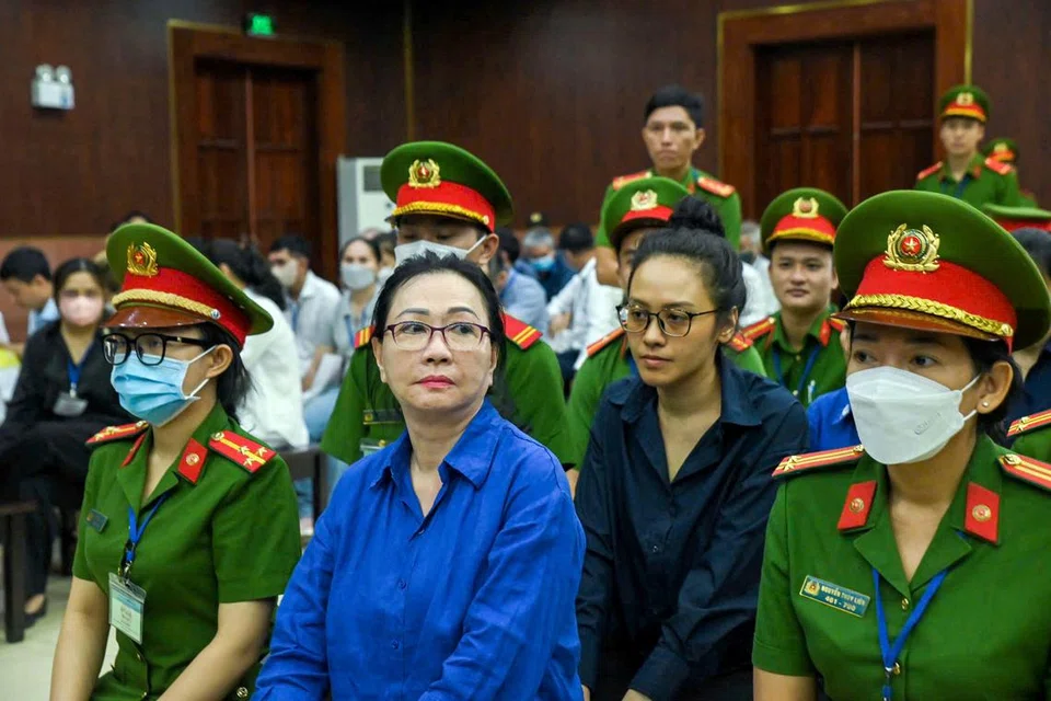 Usahawan hartanah Vietnam, Truong My Lan (tengah kiri), di mahkamah Ho Chi Minh pada 25 Mac 2025. Prosiding rayuan terhadap sabitan kesalahan pengubahan wang haram yang dikenakan ke atasnya bermula pada hari yang sama, tiga bulan selepas beliau gagal dalam rayuan untuk mengetepikan hukuman mati dalam kes berasingan. 
