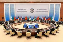 GABUNGAN KERJASAMA: Negara-negara peserta Pertubuhan Kerjasama Shanghai (SCO) pimpinan China dengan sokongan kuat Russia mengadakan sidang puncak di Samarkand, Uzbekistan, pada 15 dan 16 September lalu. Pertemuan dua hari itu membincangkan isu pembangunan dan kerjasama ekonomi. - Foto REUTERS
