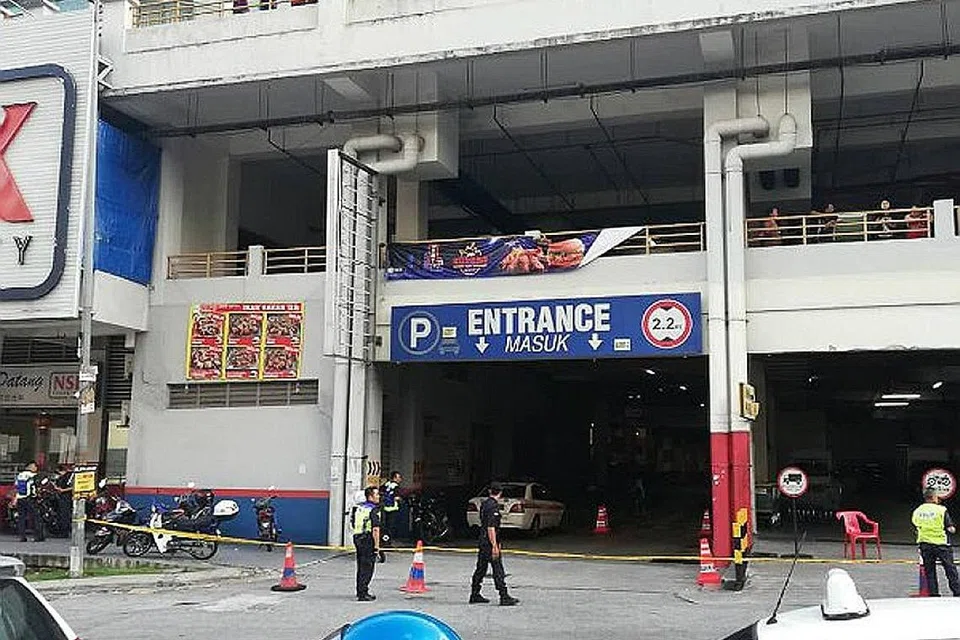 BUAT KAWALAN: Anggota polis membuat kawalan di lokasi di mana 5 penyamun ditembak mati selepas merompak kedai emas di sebuah pasar raya di Jalan Kuchai Lama, Kuala Lumpur. - Foto NSTP