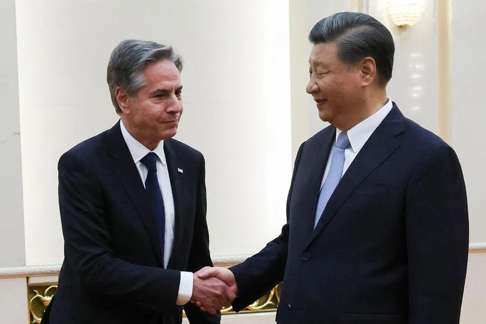 BAIKI HUBUNGAN: Setiausaha Negara Amerika, Encik Antony Blinken (kiri), berjabat tangan dengan Presiden China, Encik Xi Jinping, pada Isnin dalam usaha memperbaiki hubungan antara kededua negara yang semakin tegang kebelakangan ini. 