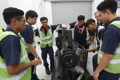 PELUANG PEMBELAJARAN: Pelajar tahun kedua IE Kolej Barat mempelajari komponen bas di bawah bimbingan jurutera syarikat Tower Transit. MOE akan menawarkan lebih banyak peluang bagi pelajar meraih pengalaman pembelajaran dalam dunia nyata. - Foto fail