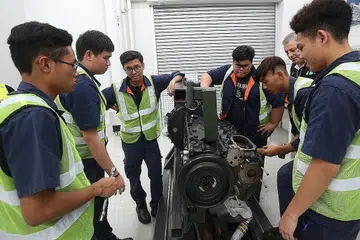 PELUANG PEMBELAJARAN: Pelajar tahun kedua IE Kolej Barat mempelajari komponen bas di bawah bimbingan jurutera syarikat Tower Transit. MOE akan menawarkan lebih banyak peluang bagi pelajar meraih pengalaman pembelajaran dalam dunia nyata. - Foto fail