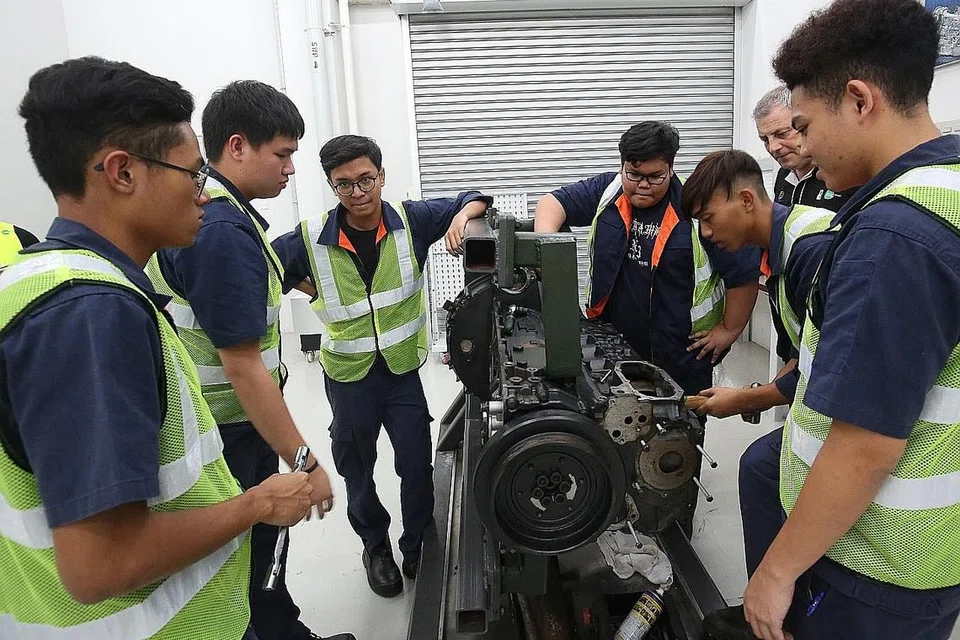PELUANG PEMBELAJARAN: Pelajar tahun kedua IE Kolej Barat mempelajari komponen bas di bawah bimbingan jurutera syarikat Tower Transit. MOE akan menawarkan lebih banyak peluang bagi pelajar meraih pengalaman pembelajaran dalam dunia nyata. - Foto fail