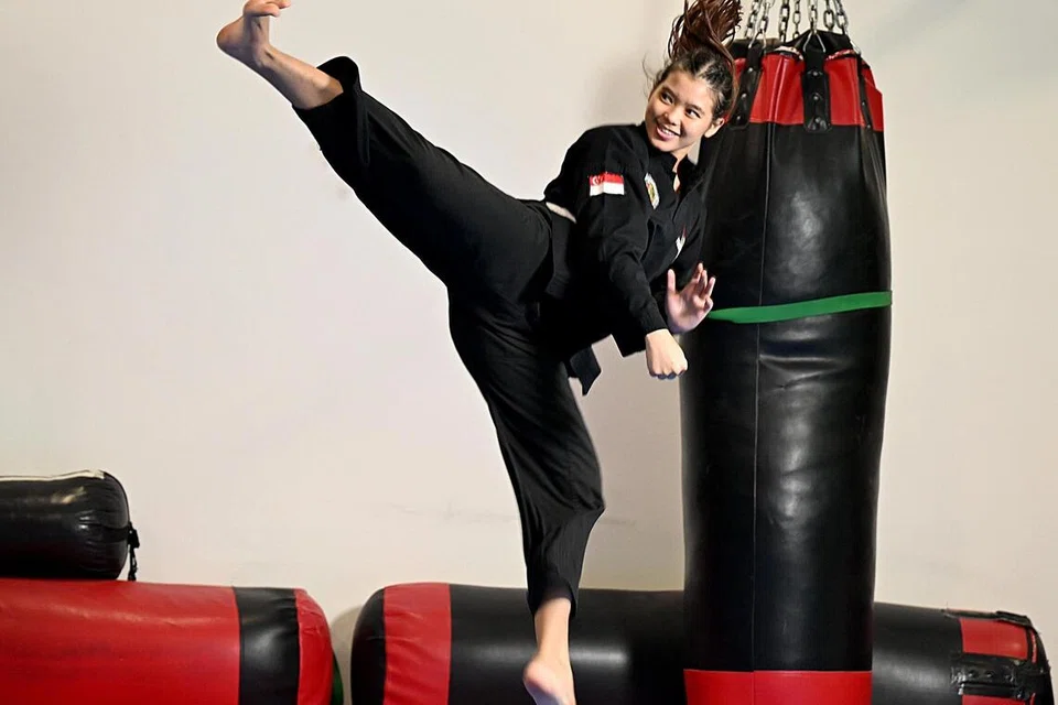 Rifqah merangkul pingat perak  di Kejohanan Pencak Silat Asia Kesembilan 2025.