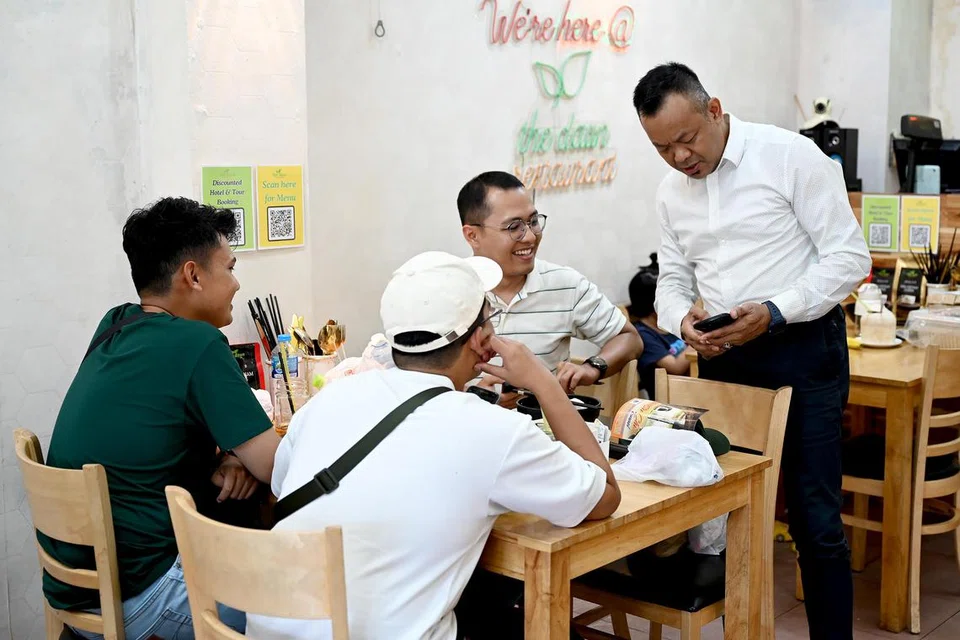 Encik Mohamad Soffian Abdullah yang sedang berinteraksi dengan pelanggan dari Indonesia, mementingkan layanan yang bagus dan hidangan yang bermutu tinggi.