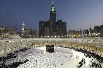 KOTA SUCI: Foto kota Makkah di atas ini dirakam beberapa hari lalu dengan umat Islam membanjirinya bermula Ramadan tahun ini. Rencana ini mengajak pembaca menghayati juga pembukaan kota Makkah dua tahun selepas perjanjian Hudaibiah - Rasulullah saw keluar membuka kota Makkah pada bulan Ramadan dengan 10,000 orang Islam - bilangan terbesar yang pernah dikumpulkan oleh Rasulullah saw. - Foto AFP