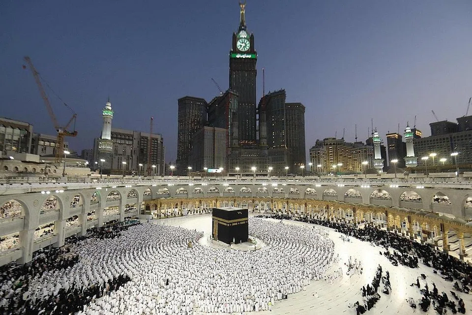 KOTA SUCI: Foto kota Makkah di atas ini dirakam beberapa hari lalu dengan umat Islam membanjirinya bermula Ramadan tahun ini. Rencana ini mengajak pembaca menghayati juga pembukaan kota Makkah dua tahun selepas perjanjian Hudaibiah - Rasulullah saw keluar membuka kota Makkah pada bulan Ramadan dengan 10,000 orang Islam - bilangan terbesar yang pernah dikumpulkan oleh Rasulullah saw. - Foto AFP