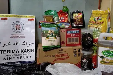 TERIMA KASIH DARI PENERIMA BANTUAN: Inilah antara barangan yang diterima golongan memerlukan di Indonesia.- Foto ATTAWASOL INSANIY