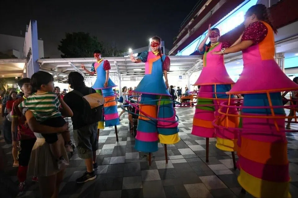 Penghibur berjalan dengan jangkungan, Blok 209 Upper Changi Road di East Coast, Chingay@Heartlands