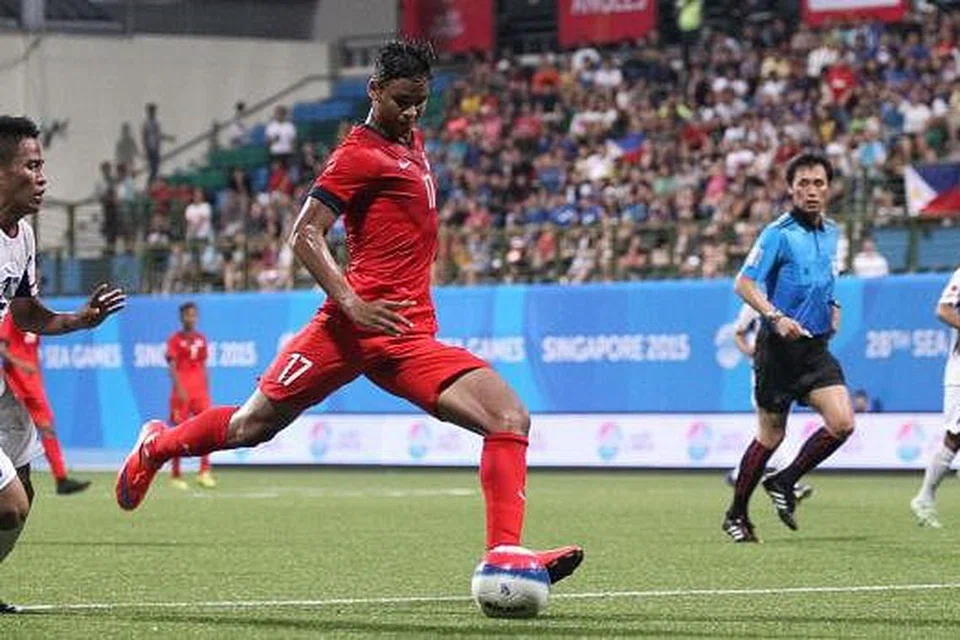 Irfan (jersi merah) semasa beraksi bagi Singapura dalam Sukan SEA sulungnya di sini Jun lalu. Gambar fail THE NEW PAPER 