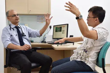 DIJANGKA BERTAMBAH: Penduduk yang kian menua, selain jangka hayat yang lebih panjang dan kadar kelahiran yang rendah, bermakna jumlah pesakit PD di Singapura dijangka bertambah seganda menjelang 2030, kata Profesor Madya Prakash Kumar Manharlal (kiri). - Foto SPH