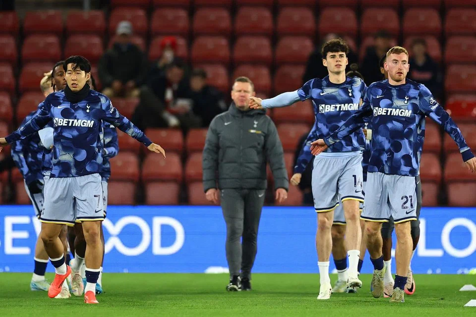 Mampukah kapten Spurs Son Heung Min (depan, kiri) bersama rakan sepasukannya di Tottenham Hotspur membendung skuad Liverpool apabila kededua pasukan itu bertemu pada tengah malam 23 Disember nanti? 