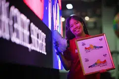 Juara peraduan ‘Design Your Sneaker’, Cik Sarah Gwee, 19 tahun, di acara ‘Sneaker Con SEA’ pada 23 Februari.