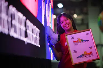 Juara peraduan ‘Design Your Sneaker’, Cik Sarah Gwee, 19 tahun, di acara ‘Sneaker Con SEA’ pada 23 Februari.