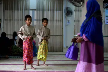 Kanak-kanak pulang selepas satu majlis berkhatan beramai-ramai di Masjid Bandar Tun Hussein Onn di Kuala Lumpur pada 11 Disember 2016.