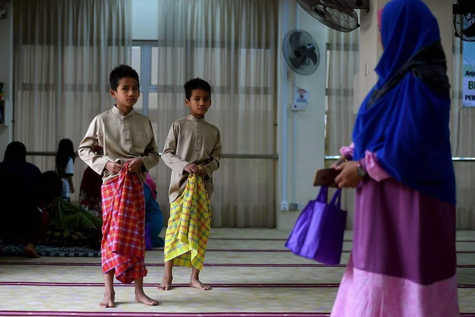 Kanak-kanak pulang selepas satu majlis berkhatan beramai-ramai di Masjid Bandar Tun Hussein Onn di Kuala Lumpur pada 11 Disember 2016.