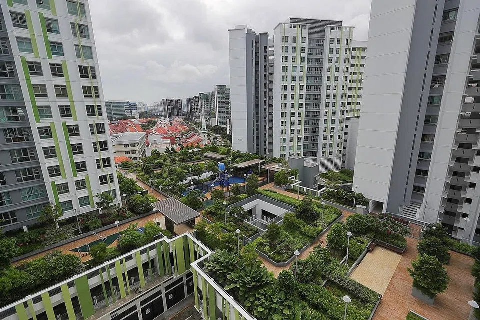DI SATU LOKASI: Pembangunan bersepadu baru yang akan menempatkan poliklinik dan rumah penjagaan warga emas terletak dekat kelompok HDB Alkaff Lakeview. - Foto BH oleh GAVIN FOO