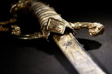 Pedang dari era Napoleon dari tahun 1802 dipamerkan sebelum lelongannya di rumah lelong Drouot di Paris, Perancis, 24 April 2025 (foto hiasan)