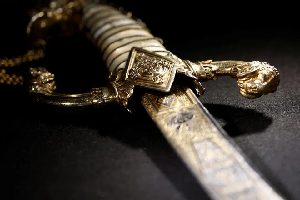 Pedang dari era Napoleon dari tahun 1802 dipamerkan sebelum lelongannya di rumah lelong Drouot di Paris, Perancis, 24 April 2025 (foto hiasan)