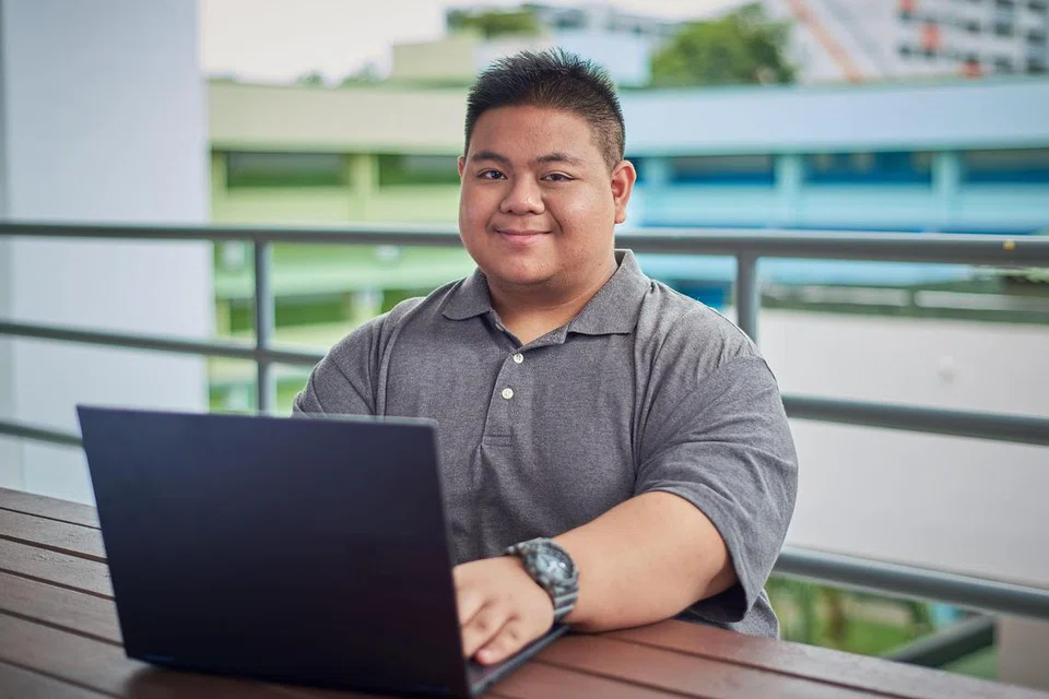 IMBANGI MASA: Tutor Skim Tuisyen Mendaki (MTS) pernah membantu Encik Fairul Afdlin Zainurul, 17 tahun, mengatur keutamaan agar tidak mengabaikan pelajaran.