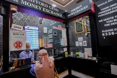 NIAGA RANCAK: Sejak sempadan dibuka serta nilai mata wang Singapura terus kukuh, kedai pengurup wang Clifford Gems & Money Exchange ini mendapat permintaan lebih tinggi bagi mata wang seperti dolar Amerika serta pound UK, selain euro. 