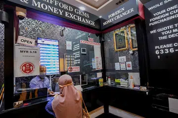 NIAGA RANCAK: Sejak sempadan dibuka serta nilai mata wang Singapura terus kukuh, kedai pengurup wang Clifford Gems & Money Exchange ini mendapat permintaan lebih tinggi bagi mata wang seperti dolar Amerika serta pound UK, selain euro. 