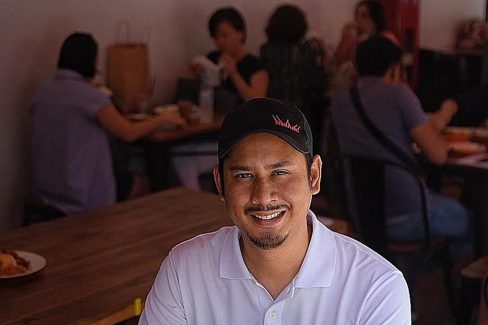  Encik Hazmi Zin, Pengurus Rumah Makan Minang (gambar atas). - Foto BH oleh MARK CHEONG