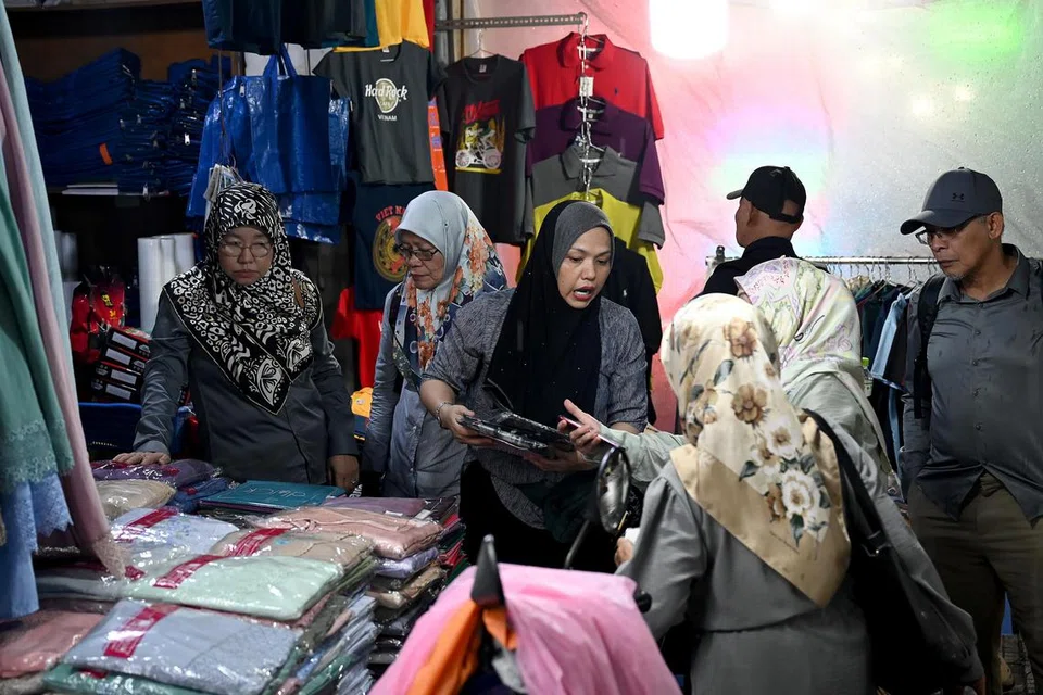 Sekumpulan pelancong sedang membeli pelbagai jenis jenama tudung di daerah Malaysia Street di Ho Chi Minh, Vietnam. 