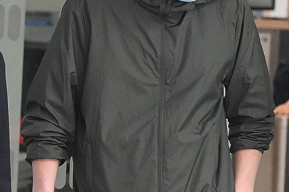 DIDAKWA: Pasangan dari Wuhan, Hu Jun (atas) dan isterinya, Shi Sha, semasa keluar dari Mahkamah Negara semalam. - Foto AFP