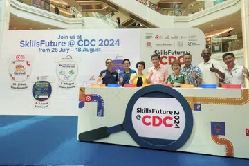 Menteri Pendidikan, Encik Chan Chun Sing  (empat dari kiri), melancarkan  SkillsFuture @ CDC semasa Festival Kemahiran demi Kebaikan di Plaza Singapura. Beliau disertai (dari kiri) Ketua Eksekutif SkillsFuture Singapura (SSG), Encik Tan Kok Yam; Mayor CDC North East, Encik Desmond Choo; Mayor CDC South West, Cik Low Yen Ling; Mayor CDC Central Singapore, Cik Denise Phua; Mayor CDC South East, Encik Mohd Fahmi Aliman; ahli Majlis Daerah, Encik Chandra Mohan; dan Ketua Pengarah Eksekutif; Persatuan Rakyat (PA), Encik Jimmy Toh. 