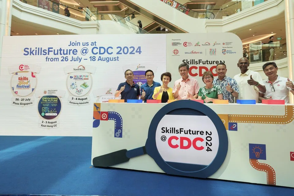 Menteri Pendidikan, Encik Chan Chun Sing  (empat dari kiri), melancarkan  SkillsFuture @ CDC semasa Festival Kemahiran demi Kebaikan di Plaza Singapura. Beliau disertai (dari kiri) Ketua Eksekutif SkillsFuture Singapura (SSG), Encik Tan Kok Yam; Mayor CDC North East, Encik Desmond Choo; Mayor CDC South West, Cik Low Yen Ling; Mayor CDC Central Singapore, Cik Denise Phua; Mayor CDC South East, Encik Mohd Fahmi Aliman; ahli Majlis Daerah, Encik Chandra Mohan; dan Ketua Pengarah Eksekutif; Persatuan Rakyat (PA), Encik Jimmy Toh. 