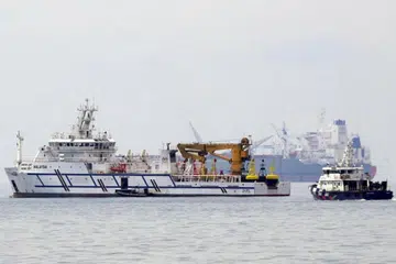 PERTIKAIAN MARITIM SINGAPURA-MALAYSIA: Sebuah bot Polis Pengawal Pantai (kanan) melintas sebuah kapal kerajaan Malaysia (kiri) di perairan antara Singapura dengan Malaysia pada 6 Disember 2018.