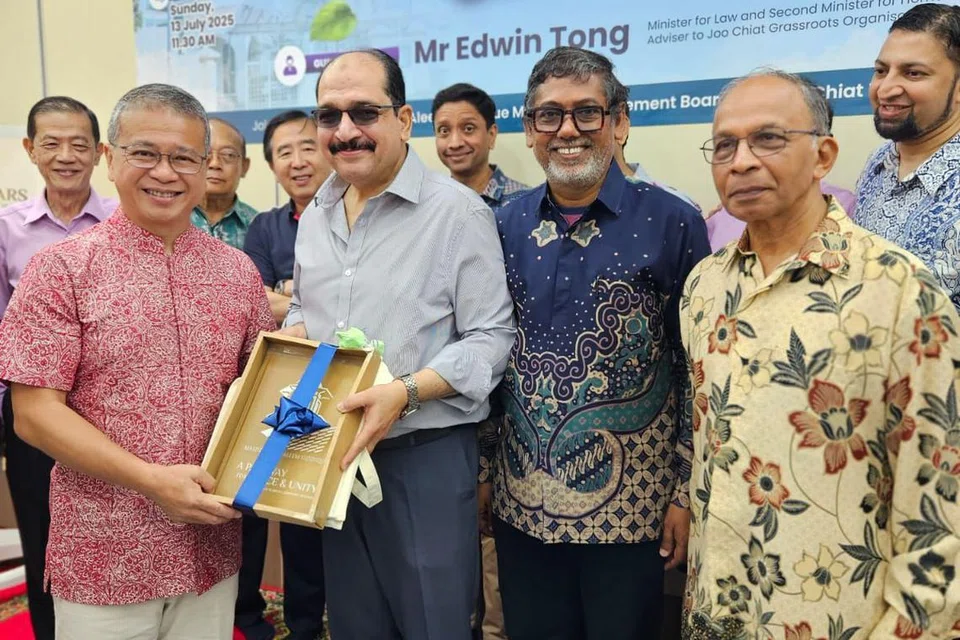 Menteri Undang-Undang, Encik Edwin Tong, (kiri) memberi buku 70th Anniversary Coffee Table Book kepada salah seorang penaja buku itu, Encik Abdul Latheef Siddique, di acara Jamuan Makan Tengah Hari Harmoni pada 13 Julai. Bersama mereka ialah pengerusi Masjid Abdul Aleem Siddique, Encik Tyebally Moiz Abdulkader, (kanan) dan pengurus masjid, Encik Abdul Malike (dua dari kanan). 