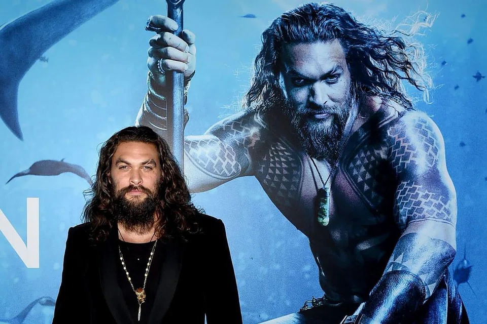 PEGANG WATAK ADIWIRA: Jason Momoa tiba di tayangan perdana filem 'Aquaman' di Chinese Theatre, di Los Angeles, pada 12 Disember lalu. - Foto AFP