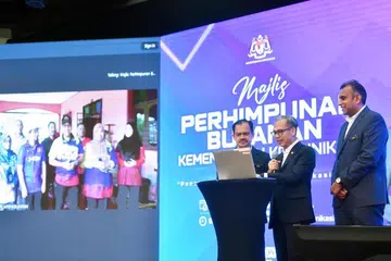 Menteri Komunikasi Malaysia, Encik Fahmi Fadzil (tengah), ketika merasmikan Majlis Perhimpunan Bulanan Kementerian Komunikasi di Putrajaya pada 17 Disember.